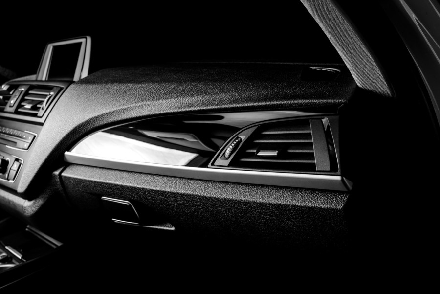Zašto proizvođači automobila vole piano black plastiku u enterijeru?