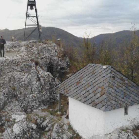 Ovo je najmanja crkva u Srbiji ali je velika svetinja: Mogu da uđu samo dva vernika u isto vreme FOTO