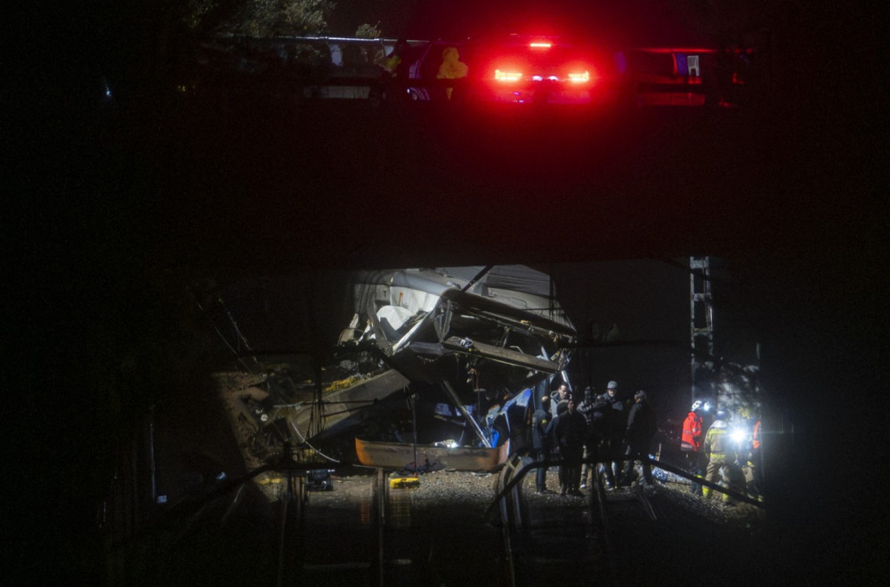 Mašinovođa poginuo, mnogo povređenih; Voz se zakucao u urušeni potporni zid FOTO/VIDEO