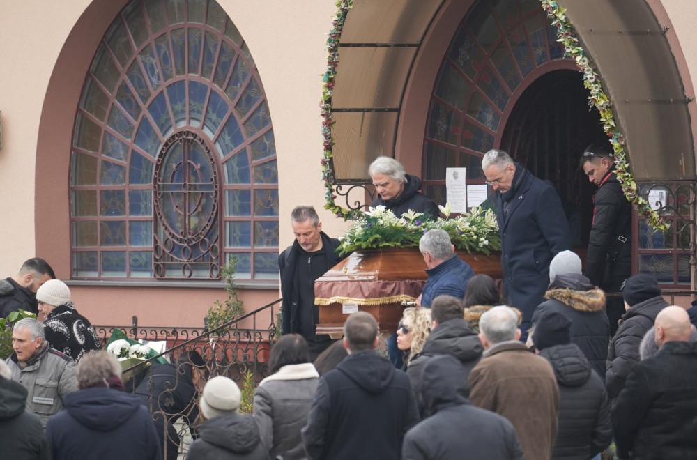 Sahranjen Miroslav Mika Aleksić: Vuk Kostić i Dušan Savić nosili sanduk FOTO