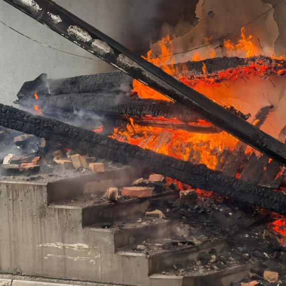 Neviđen požar u Novom Pazaru: Vatra progutala fabriku FOTO/VIDEO