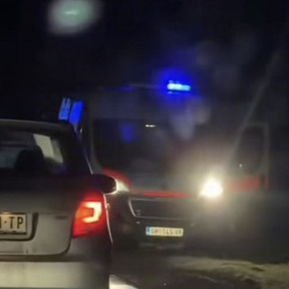 Teška saobraćajna nezgoda kod Gornjeg Milanovca: Auto sletelo u reku, vozača izvlačili vatrogasci
