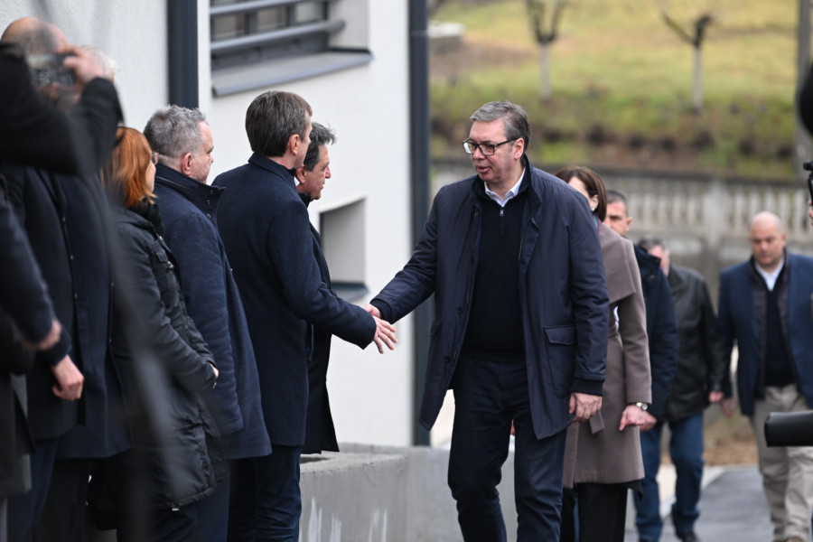 Vučić u Trsteniku: Dočekao ga veliki broj građana, čulo se Aco, Srbine; Hvala vam što ste zaštitili državu
