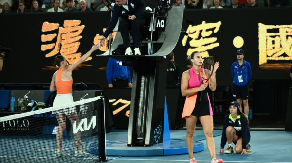 Australijan open sprečio neprijatnost na mreži: "Bez rukovanja igračica"
