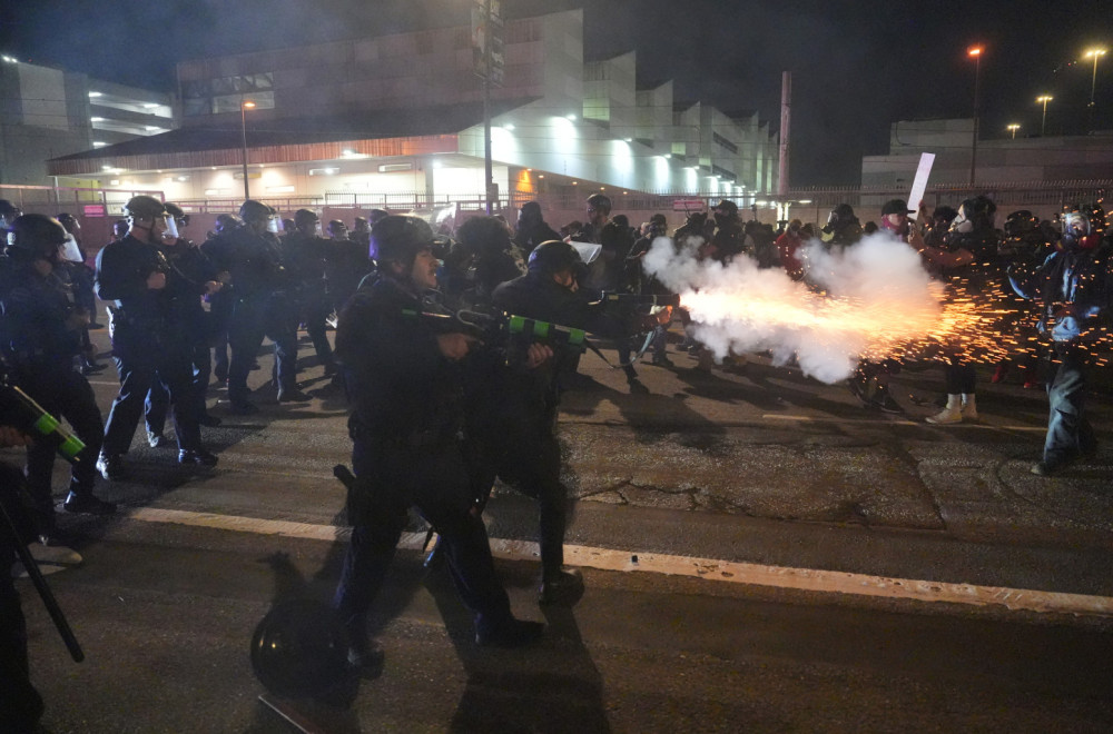 Hiljade ljudi na ulicama Los Anđelesa; Protest protiv ICE-a eskalirao u sukobe FOTO/VIDEO