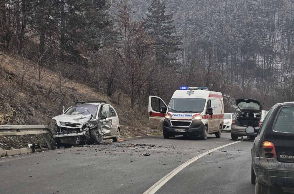 Teška saobraćajna nesreća na Ibarskoj magistrali: Direktan sudar automobila; Dve osobe povređene FOTO