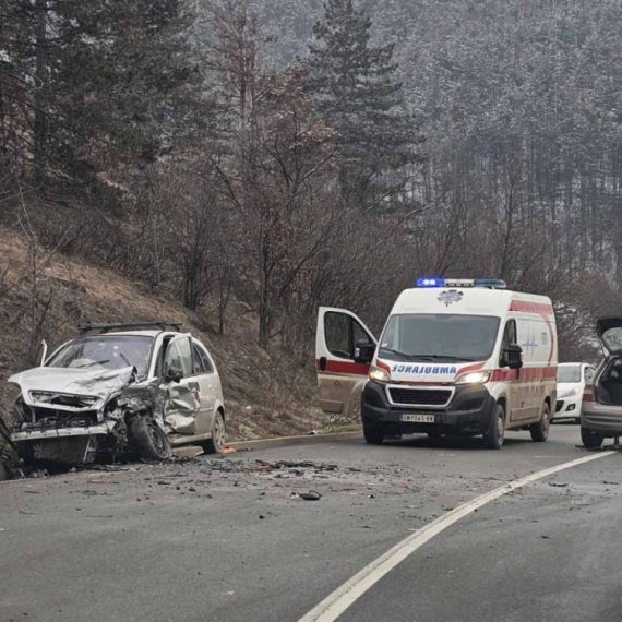 Teška saobraćajna nesreća na Ibarskoj magistrali: Direktan sudar automobila; Dve osobe povređene FOTO