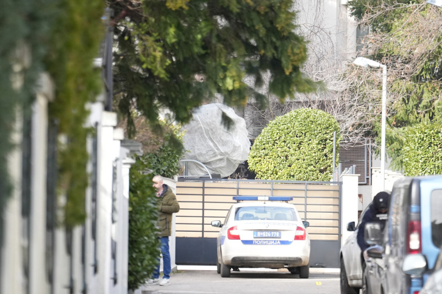 Prve fotografije sa lica mesta: Bačena bomba na kuću Zdravka Čolića, šteta milionska FOTO