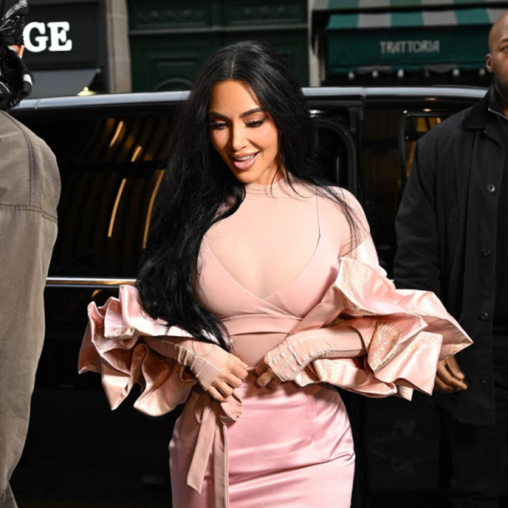 Ne nosi jedan grudnjak, nego dva: Kim Kardašijan postavlja novi trend FOTO/VIDEO