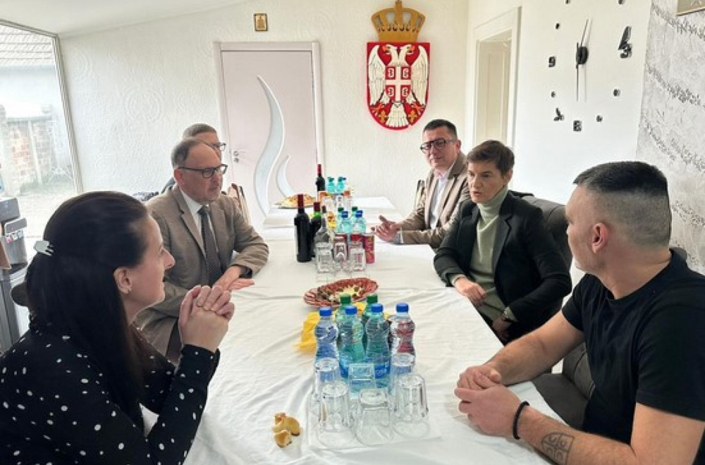 Brnabić posetila porodicu Premović u Ruskom Krsturu: Nastavili da grade svoj život na selu; Nisu se pokajali