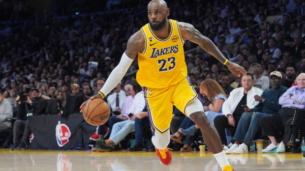 Kad nema Dončića, pita se Lebron; Embid kao nekad; Harden debitovao i zavio Kingse u crno VIDEO