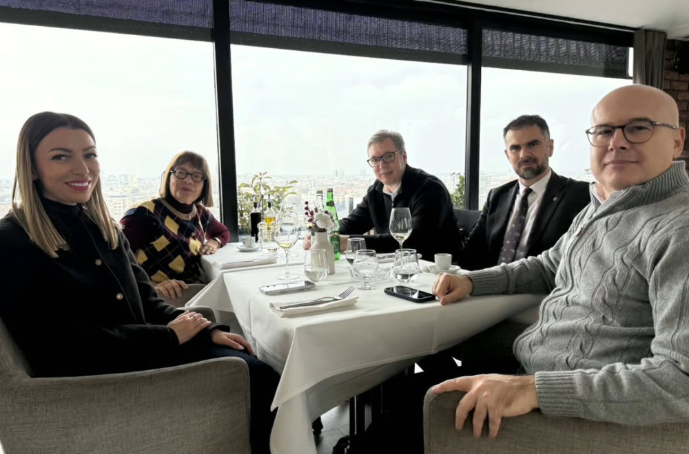 Vučić na Petrovaradinskoj tvrđavi: "Sa Majom, Adrijanom, Žarkom i Milošem, uz čašu domaćeg sivog pinoa" FOTO