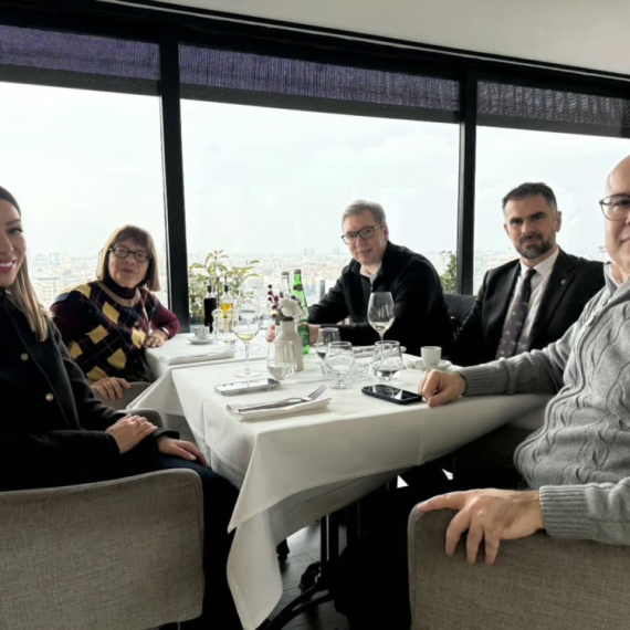 Vučić na Petrovaradinskoj tvrđavi: "Sa Majom, Adrijanom, Žarkom i Milošem, uz čašu domaćeg sivog pinoa" FOTO