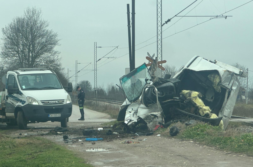 Užas kod Čačka: Voz naleteo na kombi i prepolovio ga; Vozač preminuo u bolnici FOTO/VIDEO
