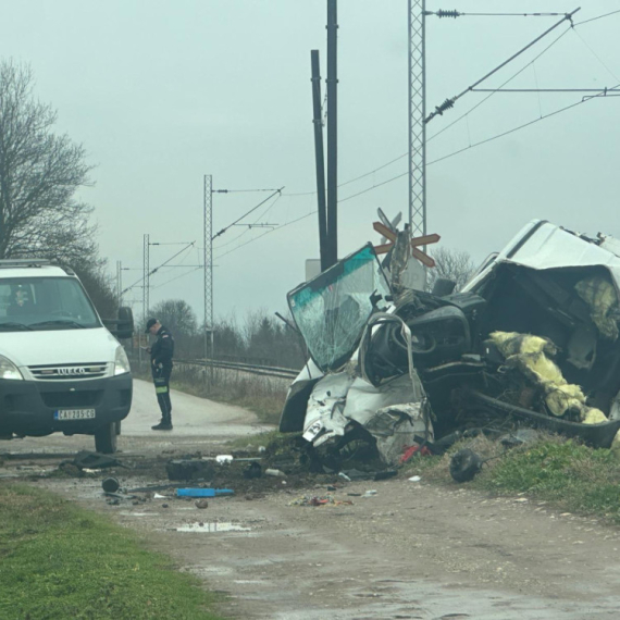 Užas kod Čačka: Voz naleteo na kombi i prepolovio ga; Vozač preminuo u bolnici FOTO/VIDEO