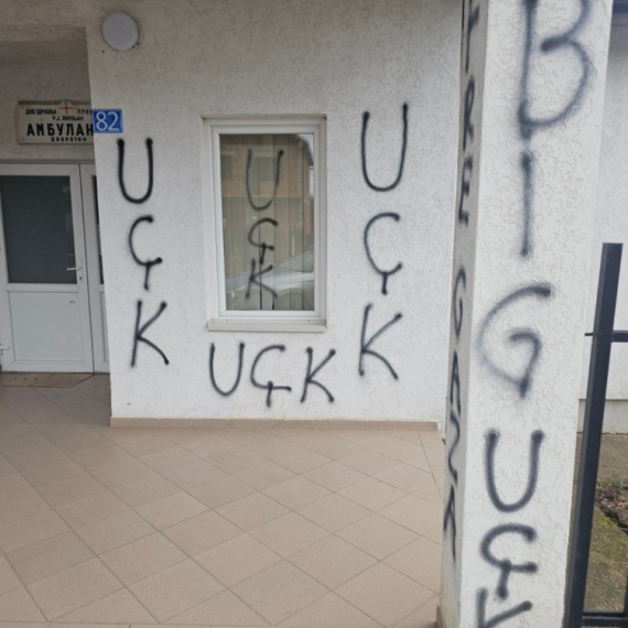 Albanac ispisao UČK grafite na ambulanti kod Lipljana, pa upao u vrtić gde su bila srpska deca FOTO