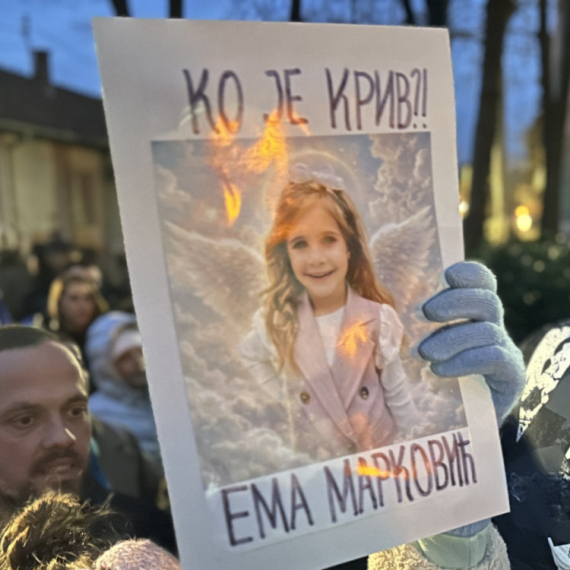 Prijatelji i porodica četvorogodišnje Eme okupljeni ispred čačanske bolnice: Oglasio se direktor ustanove FOTO