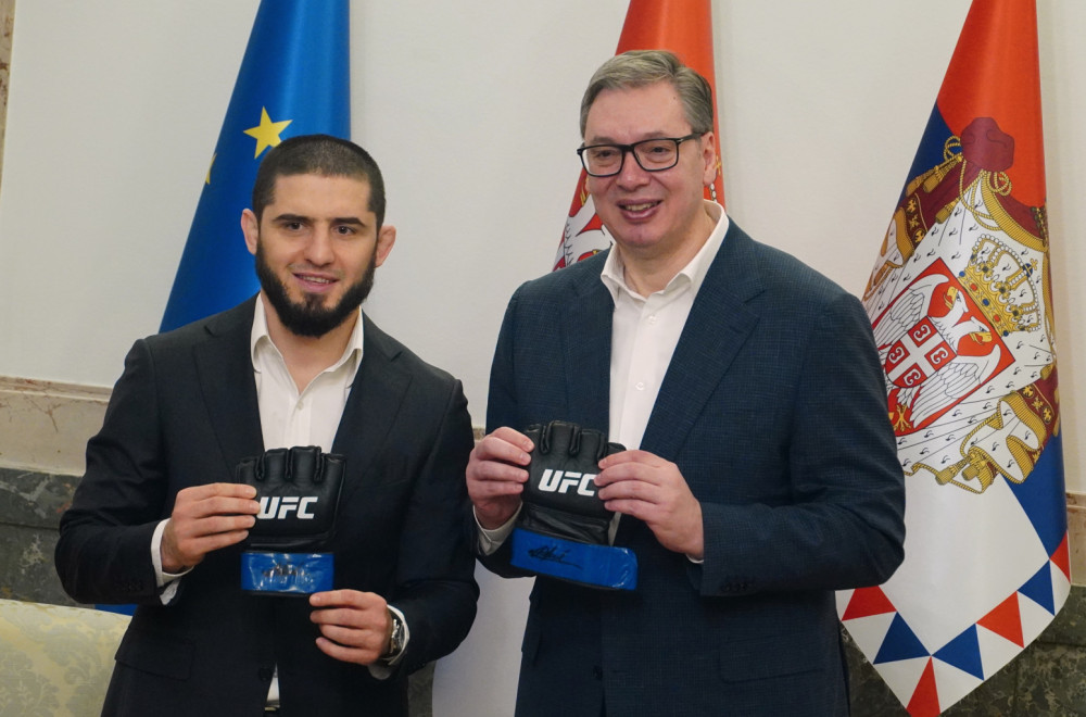 Vučić primio MMA borca Mahačeva: "Poklonio mi je rukavice iz poslednje borbe; Privilegija je ugostiti ga" FOTO