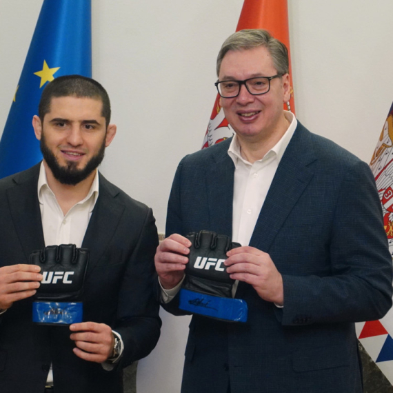 Vučić primio MMA borca Mahačeva: "Poklonio mi je rukavice iz poslednje borbe; Privilegija je ugostiti ga" FOTO