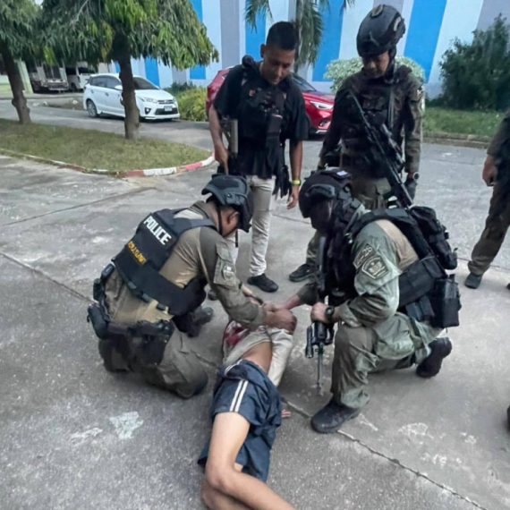 Tinejdžer ubio direktorku škole; Pištolj ukrao od policajca FOTO