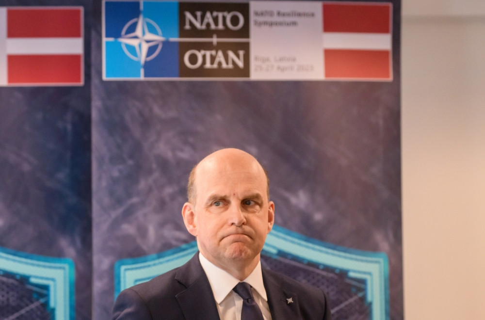 Ambasador koji je poverljive dosijee ostavio na autobuskoj stanici, ponovo napravio haos FOTO