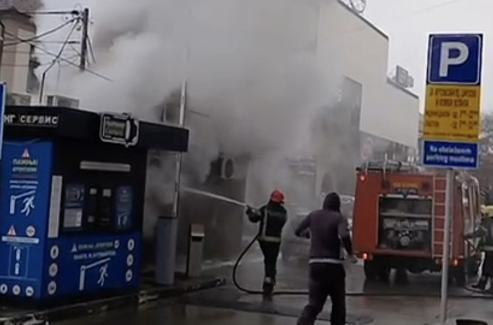 Požar u centru Čačka: Gori kiosk brze hrane VIDEO