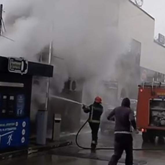 Požar u centru Čačka: Gori kiosk brze hrane VIDEO