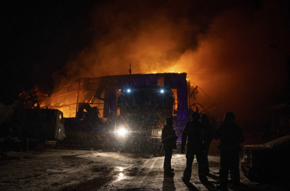 Rat u Ukrajini – dan 1.492: Još jedna država spustila rampu; Gorele rafinerije; Zelenski vidi mir FOTO/VIDEO
