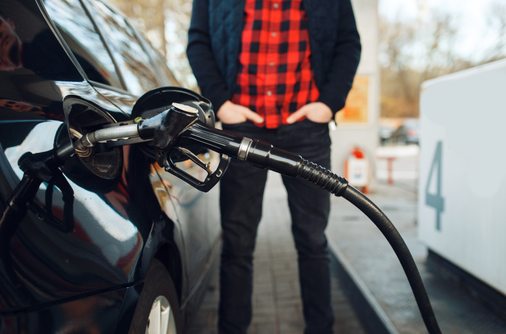 Kad pumpa pogreši: Vozači sipali 100 litara benzina za samo jedan evro! VIDEO