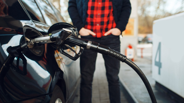 Kad pumpa pogreši: Vozači sipali 100 litara benzina za samo jedan evro! VIDEO