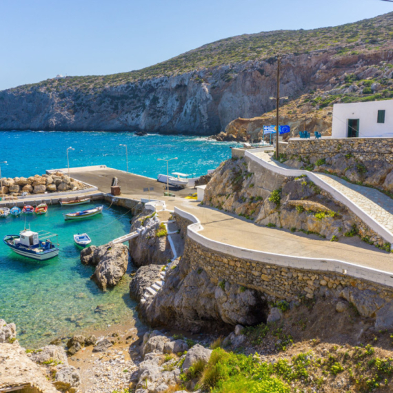 Zaboravite Mikonos i Santorini: Grčko ostrvo sa 20 stanovnika postaje hit među turistima VIDEO