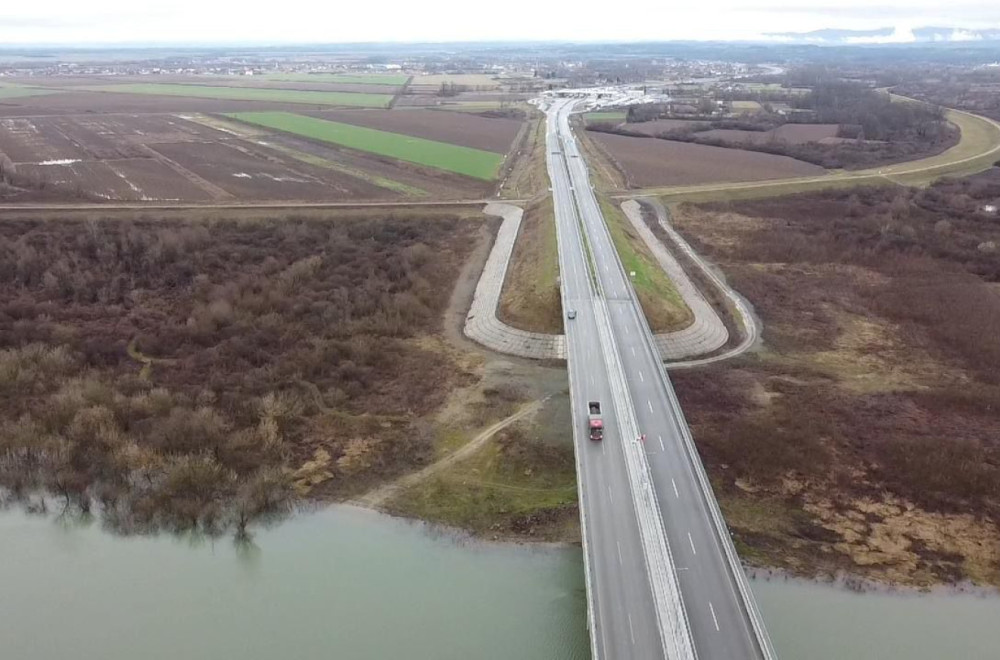 U Hrvatskoj cveta ustaštvo: Staza pored puta u obliku slova "U" FOTO/VIDEO