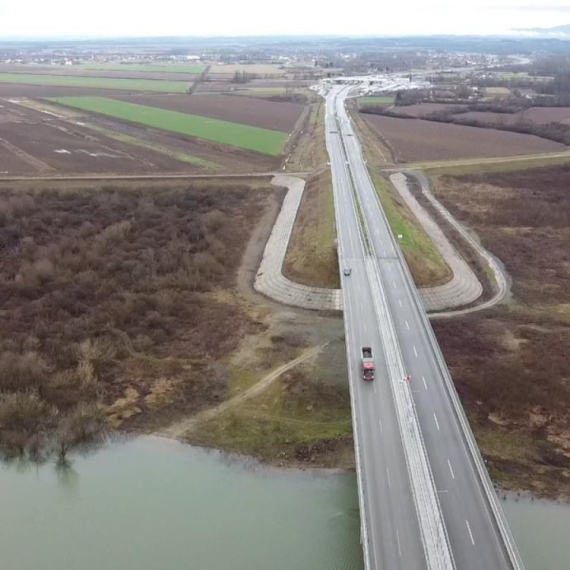 U Hrvatskoj cveta ustaštvo: Staza pored puta u obliku slova "U" FOTO/VIDEO