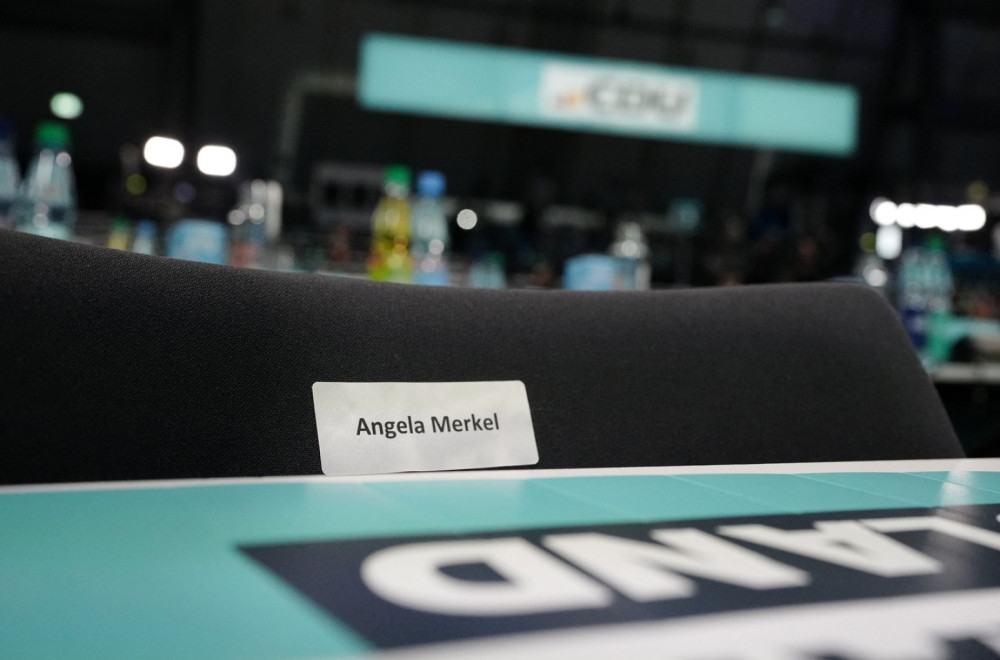 Vraća se Angela; Kreće na Merca?