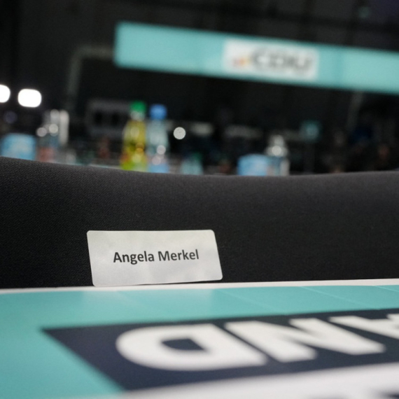 Vraća se Angela; Kreće na Merca?