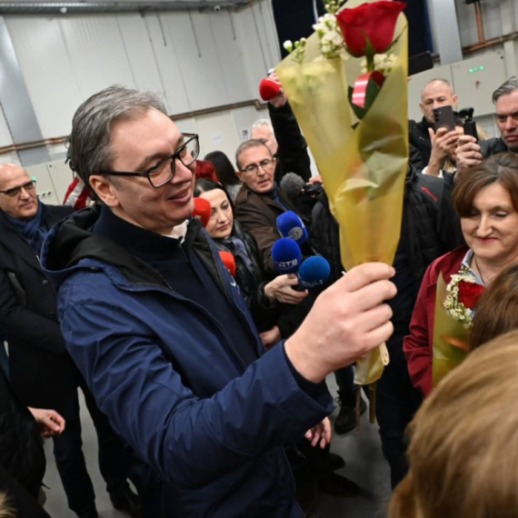 Vučić najavio nove mere za građane: Penzije rastu, lekovi pojeftinjuju, grade se porodilišta...
