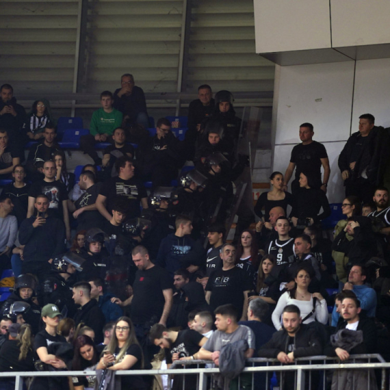 Grobari izbačeni iz hale Čair FOTO/VIDEO