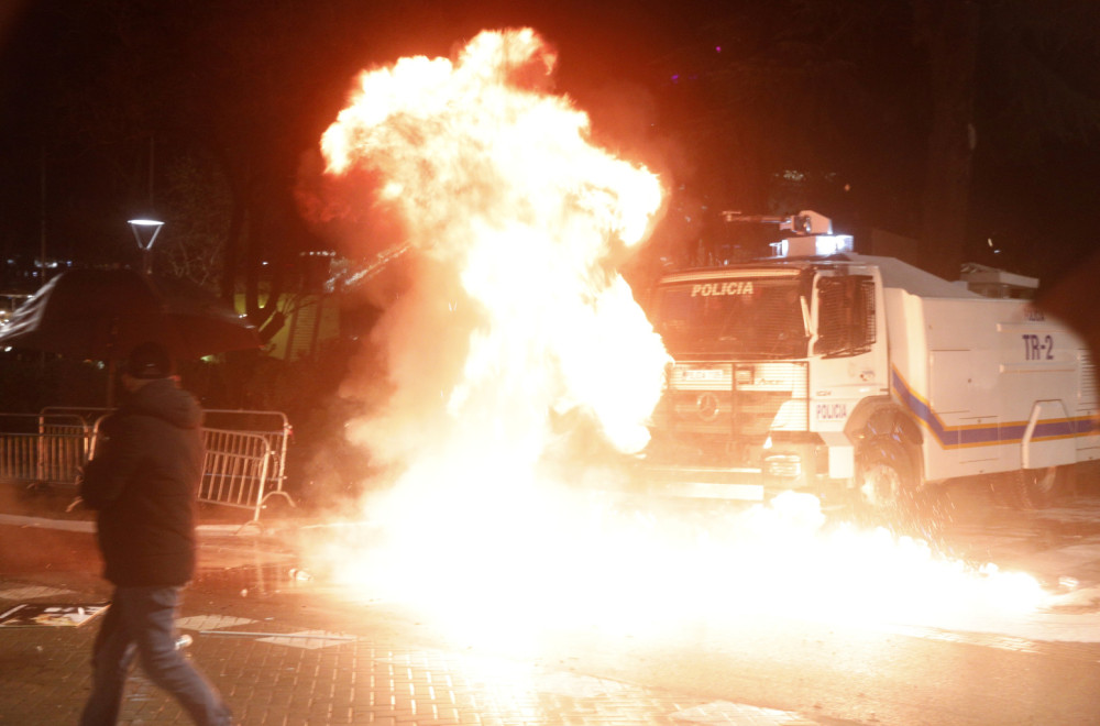 Gori Tirana: Policija "tukla" vodenim topovima, leteli molotovljevi kokteli FOTO/VIDEO