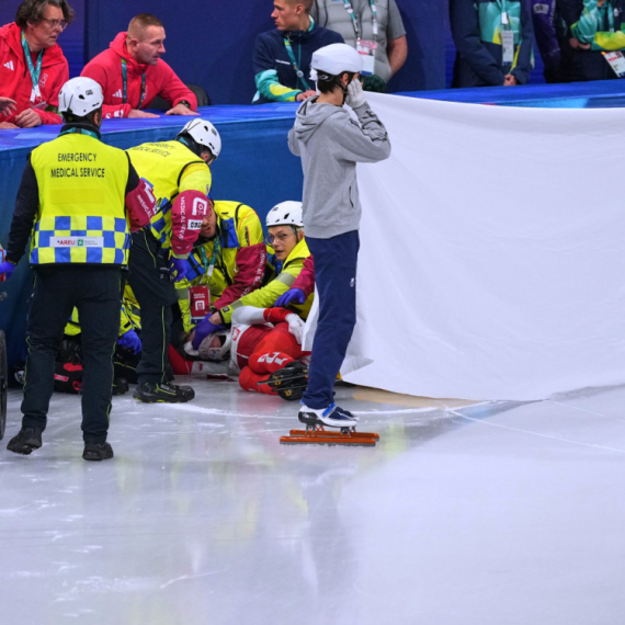Stravične scene u Milanu: Klizačici klizaljka rasekla lice, iznesena na nosilima FOTO/VIDEO