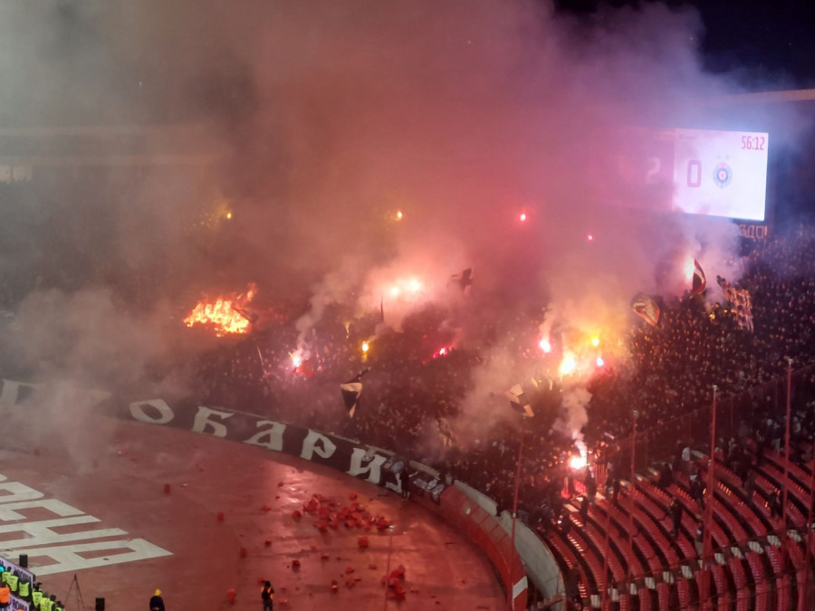 Derbi opet prekinut - Grobari zapalili jug FOTO