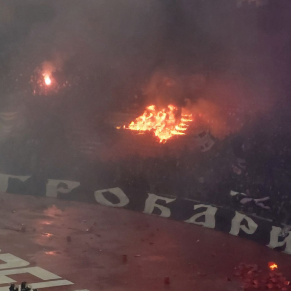 Derbi opet prekinut - "Grobari" zapalili jug FOTO