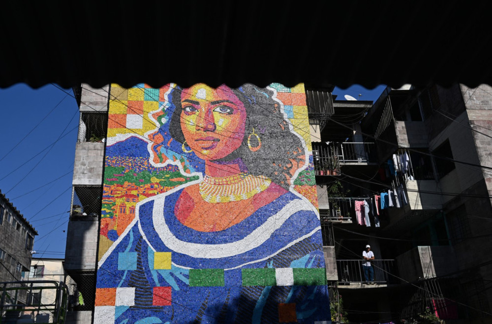 Zastaje dah: Umetnik napravio mural Mona Lize od plastičnih čepova za flaše FOTO