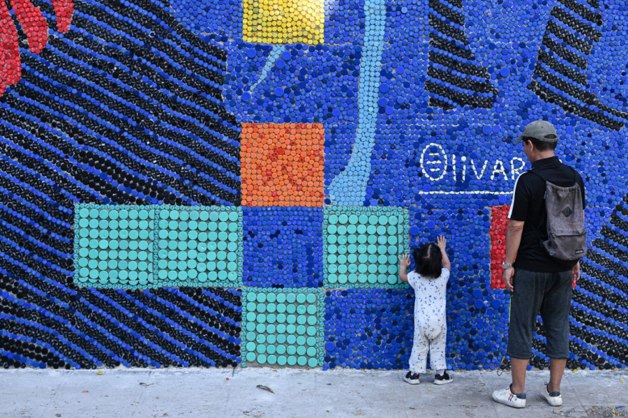 Zastaje dah: Umetnik napravio mural Mona Lize od plastičnih čepova za flaše FOTO