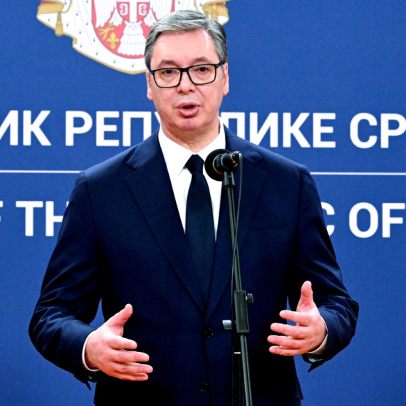 Prosečna plata u decembru 1.057 evra; Vučić: Time smo ostvarili nešto što niko u Srbiji dosad nije