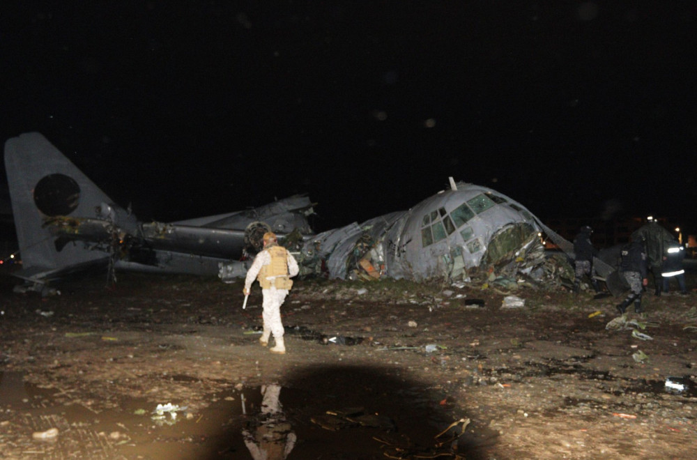Srušio se vojni avion: Najmanje 20 mrtvih FOTO/VIDEO