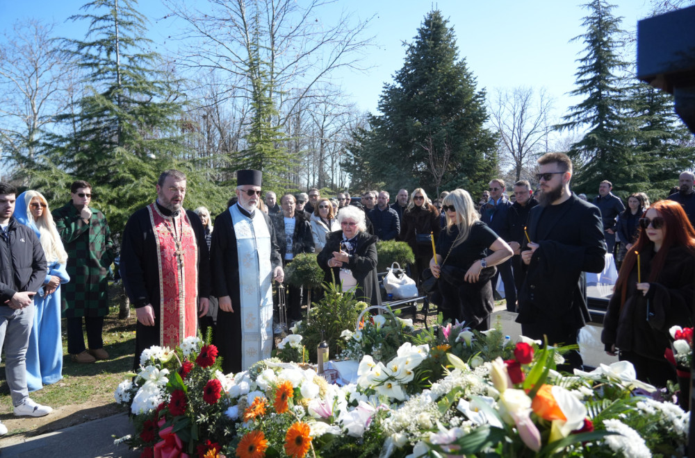 Obeležen pomen Saši Popoviću: Godinu dana bez estradnog maga FOTO/VIDEO