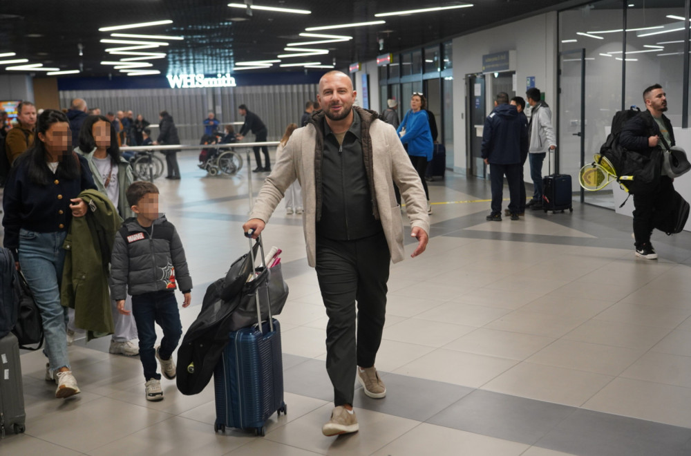 Pevač sa trudnom suprugom u panici zbog haosa u Dubaiju: "Nadam se da ćemo stići kući"