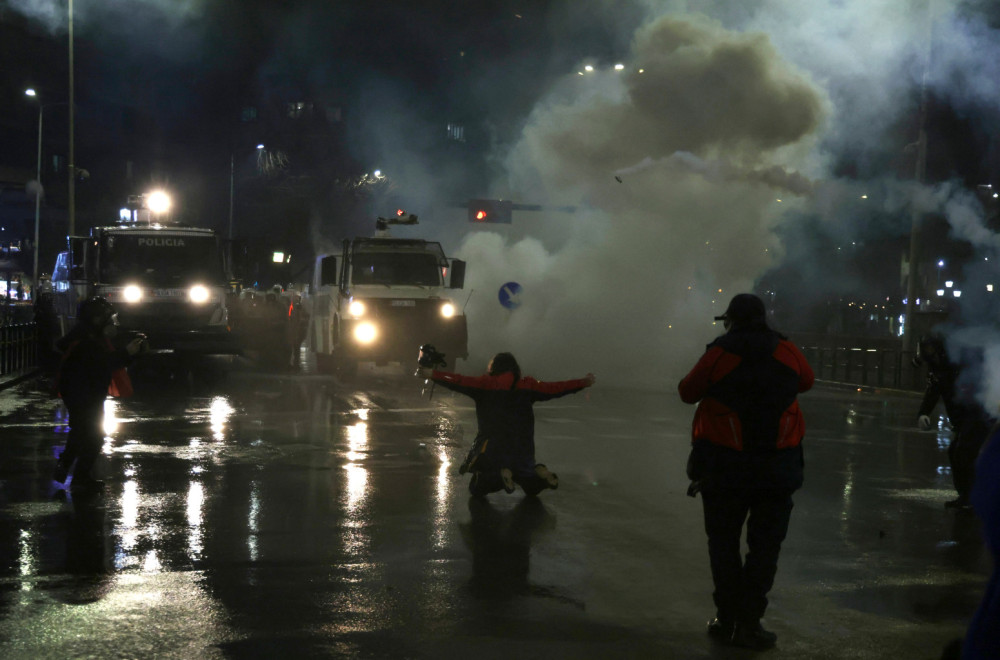 Edi Rama na udaru; Gori Tirana – demonstranti zapalili vilu Envera Hodže FOTO/VIDEO