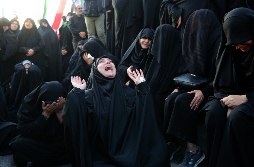 Trenutak kada je Iran objavio da je Hamnei mrtav: Voditelj plakao; Urlici odzvanjali ulicama FOTO/VIDEO