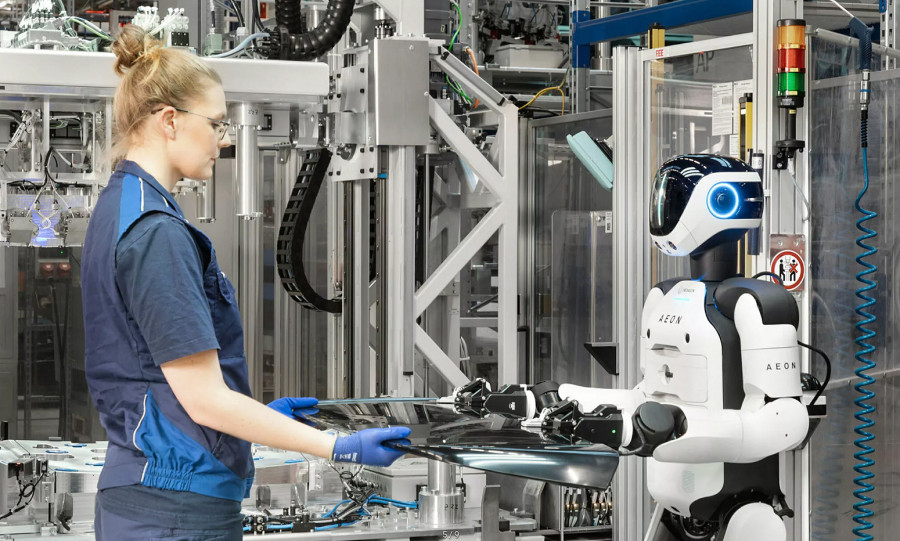 BMW uvodi humanoidne robote: Sklapaju automobile i rade bez pauze VIDEO
